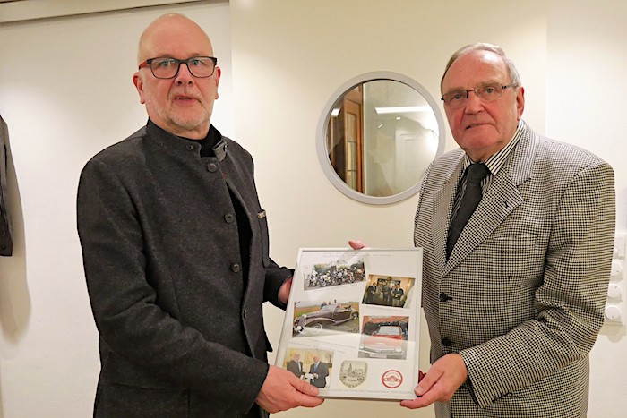 Der 2. Vorsitzende Hans-Erich Scheffler (r.) dankt Harry Möller für seine langjährige Vorstandsarbeit mit einer Foto-Collage.